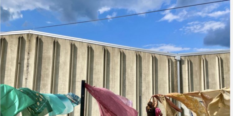 Mladi iz cijelog svijeta rade na postavljanju izložbe “Majčina marama”