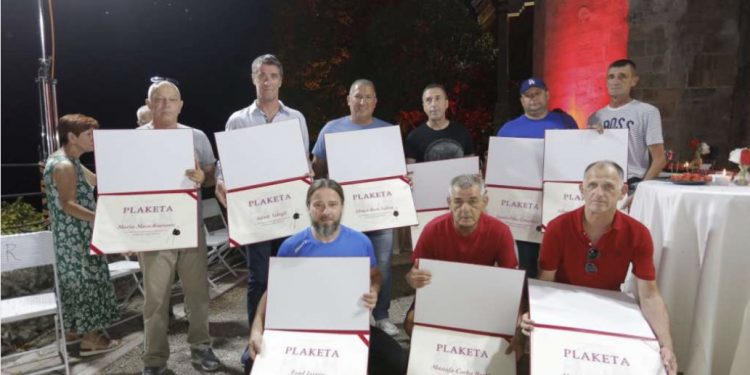 Veležu uručena ‘Povelja’ Centra za mir, priznanja dobile i legende kluba