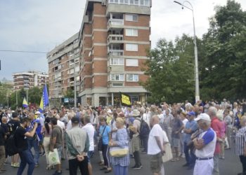 Saobraćaj obustavljen, lideri stranaka stigli na sastanak sa Schmidtom