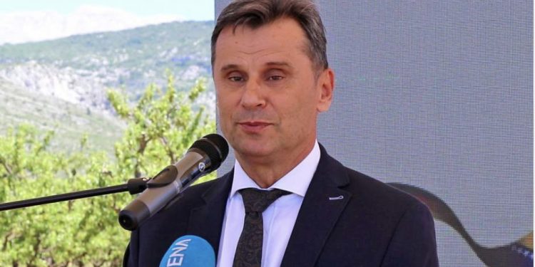 U augustu isplata 100 KM pomoći i penzionerima i borcima i civilnim invalidima u FBiH: Premijer Novalić najavljuje nastavak mjera zaštite građana