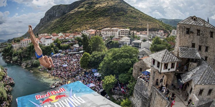 Red Bull Cliff Diving karavan stigao u Mostar, u subotu se najbolji skakači svijeta bore za trofeje