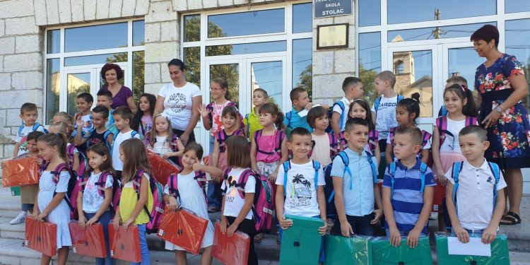 Udruženje Stočana Bregava je danas organizovalo dodjelu školskih torbi i pribora za 33 učenika