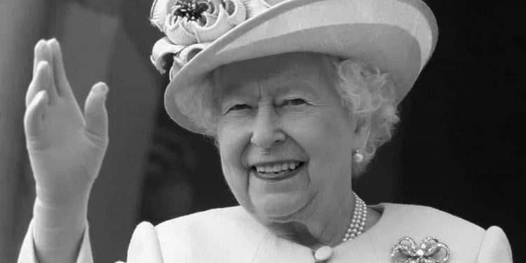Umrla kraljica Elizabeta II, britanskim kraljevstvom vladala je 70 godina