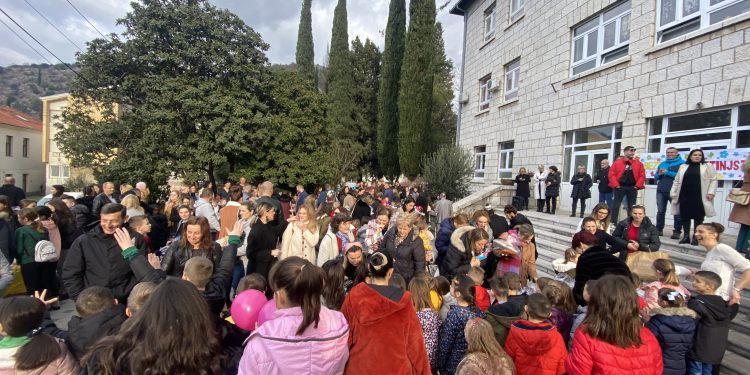 Prva osnovna škola Stolac: Održan humanitarni bazar