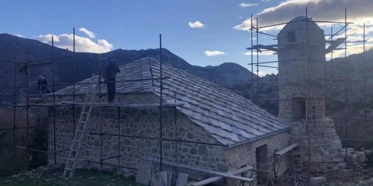Nakon 80 godina ponovo postavljen krov na džamiju Muje Kotezlije u Kotezima kod Ljubinja