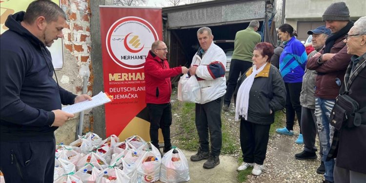 “Merhamet” Njemačke donirao 500 paketa za povratnike u RS i 550 paketića za njihovu djecu