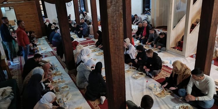 Večeras je u Carevoj džamiji priređen iftar za omladinu