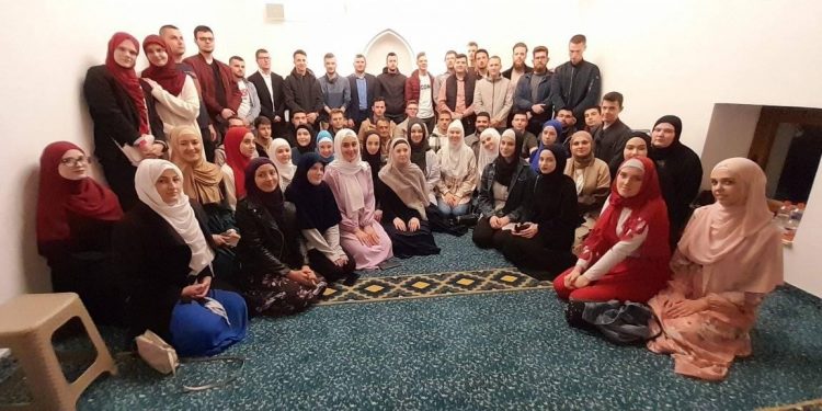 Održan omladinski iftar u Rabranima