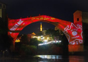 Stari most bio je osvijetljen u crvenu boju, a na mostu su se mogle vidjeti i poruke ljubavi
