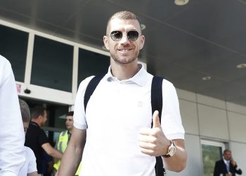 Džeko stigao u Istanbul, predstavnici Fenerbahčea ga odveli na ljekarski pregled