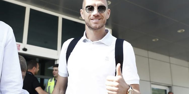 Džeko stigao u Istanbul, predstavnici Fenerbahčea ga odveli na ljekarski pregled