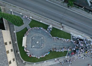 Šetnja u bijelom – Sjećanje na žrtve Srebrenice