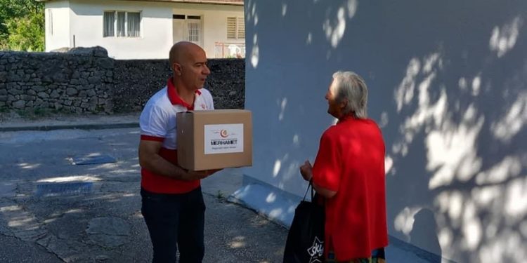 “Merhamet“ RO Mostar uručio prehrambene pakete porodicama slabijeg materijalnog stanja u Stocu
