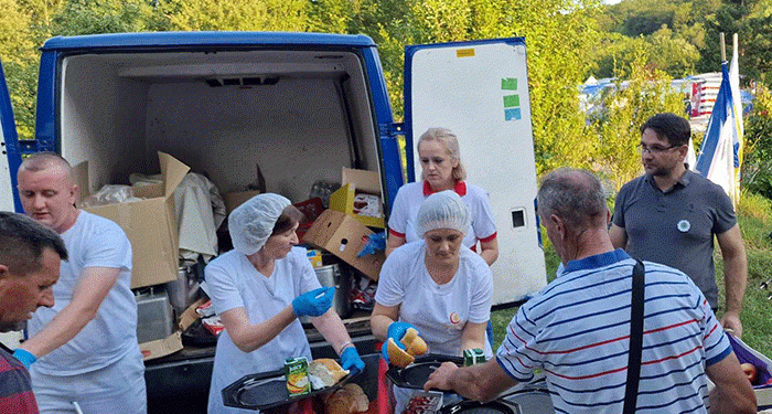 “Merhamet” i ove godine dijeli tople obroke učesnicima “Marša mira”