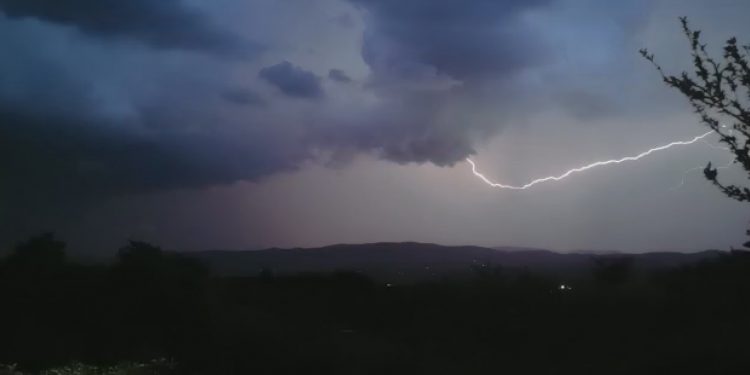 Za veći dio BiH do nedjelje upaljen narandžasti meteoalarm zbog olujnog nevremena