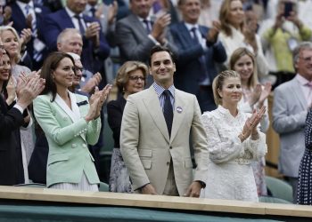 Elegantni Federer podigao publiku na noge: Pojavio se na Wimbledonu i oduševio 15.000 navijača