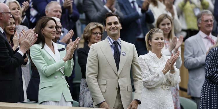 Elegantni Federer podigao publiku na noge: Pojavio se na Wimbledonu i oduševio 15.000 navijača