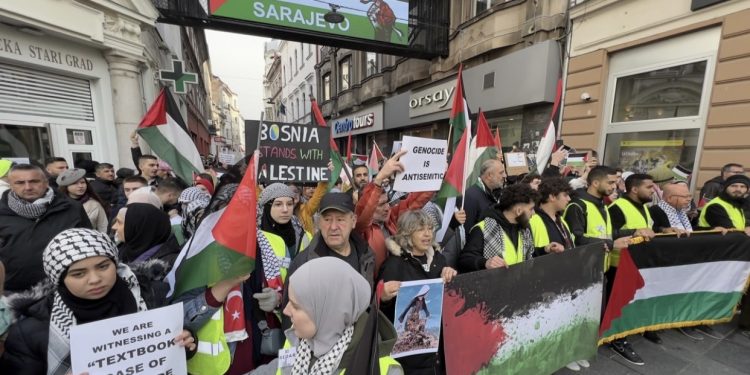 Hiljade ljudi šetali Baščaršijom i Ferhadijom kao podrška Gazi: Sarajevo razumije, BiH je uz Palestinu