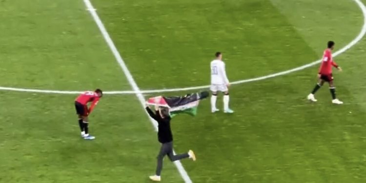 Navijač uletio na teren sa zastavom Palestine i prekinuo meč Lige prvaka