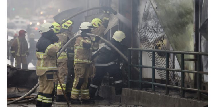 Cijela sarajevska pijaca zahvaćena požarom, radnici u suzama: Ostali smo na ulici, jedva smo živu glavu izvukli
