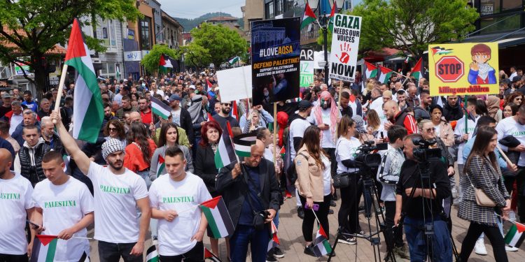 Veliki propalestinski skup u Novom Pazaru, desetine hiljade građana u šetnji za mir