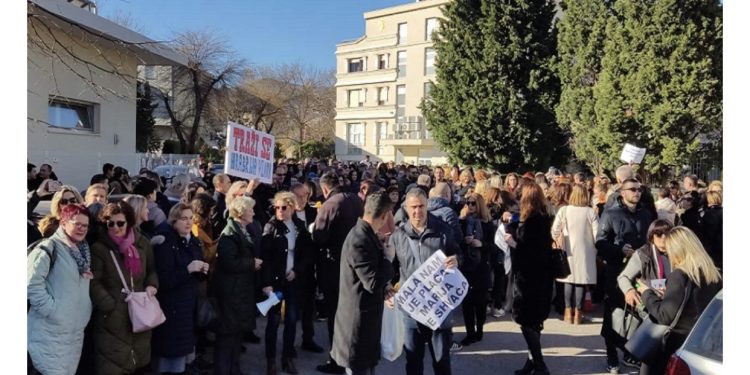 Mostar: Protestna šetnja korisnika budžetskih sredstava HNK, traže povećanje osnovice plate