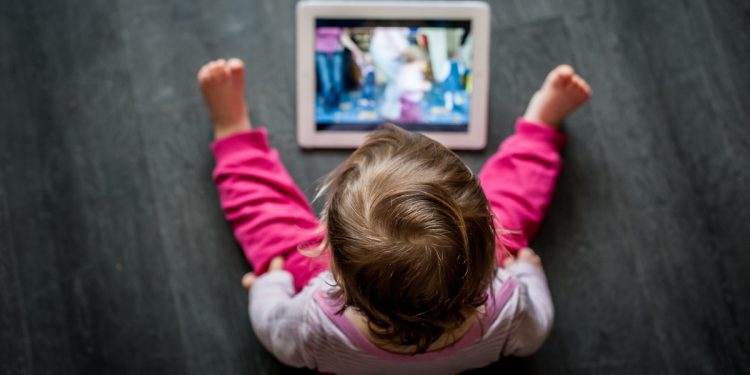 Sve više jezičko-govornih smetnji kod djece, stručnjaci upozorili: Ekranizacija je vodeći uzrok