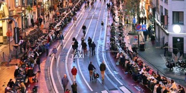 U Belgiji postavljen iftarski stol dugačak čak dva kilometra