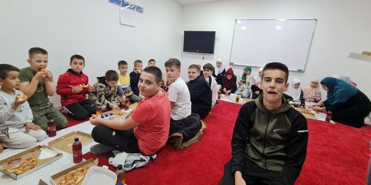 U džematu Pješivac upriličen je iftar za učenike mektebske nastave