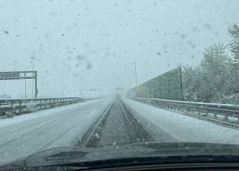 Snijeg stvorio probleme na autoputu iz Sarajeva za Mostar, dijelovi ceste nisu očišćeni