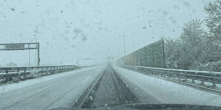 Snijeg stvorio probleme na autoputu iz Sarajeva za Mostar, dijelovi ceste nisu očišćeni
