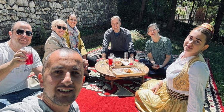 Zamjenica šefa misije USAID-a u Bosni i Hercegovini u posjeti Mehmadbašića kući u Stocu
