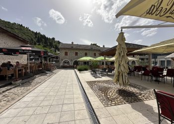 Umjereno do pretežno oblačno vrijeme, ponegdje rijetki lokalni pljuskovi