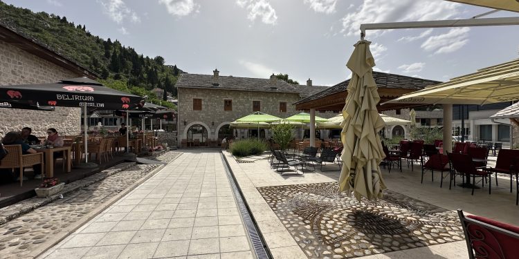 Umjereno do pretežno oblačno vrijeme, ponegdje rijetki lokalni pljuskovi