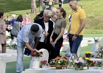 Bolni plašt tišine u Tuzli prekidaju jecaji roditelja ubijene mladosti