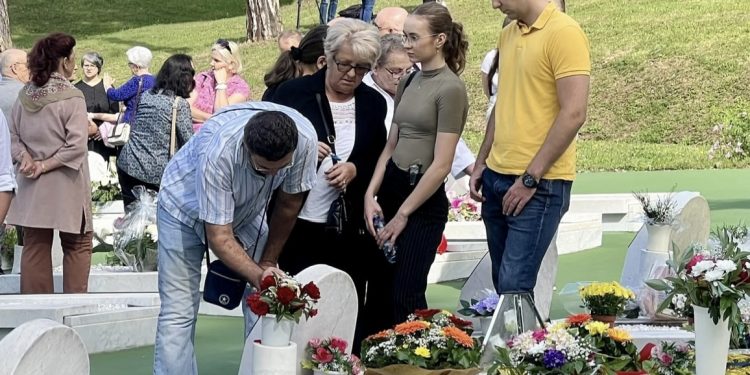 Bolni plašt tišine u Tuzli prekidaju jecaji roditelja ubijene mladosti