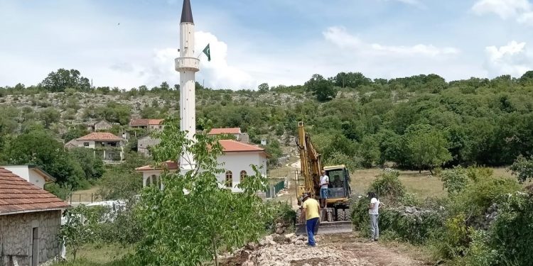 U Gornjoj Dubokoj započeli radovi na ravnanju i pripremi terena za svečano otvorenje džamije