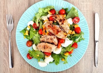 Lagana osvježavajuća pileća salata za vruće dane