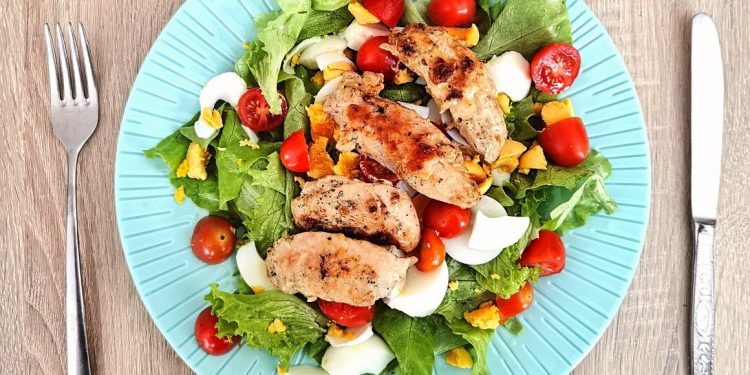 Lagana osvježavajuća pileća salata za vruće dane