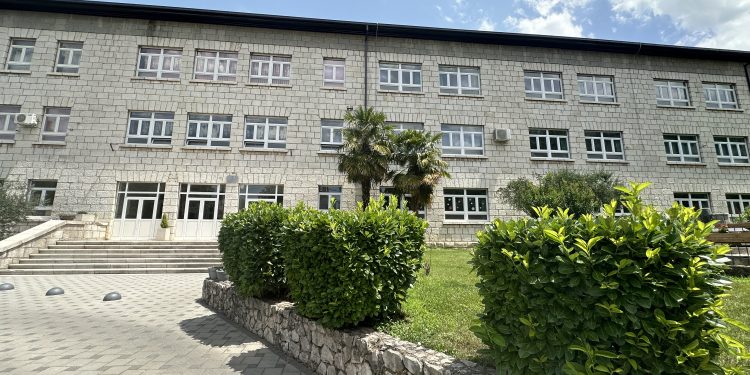 U srijedu podjela učeničkih knjižica i svjedodžbi u Prvoj osnovnoj školi Stolac