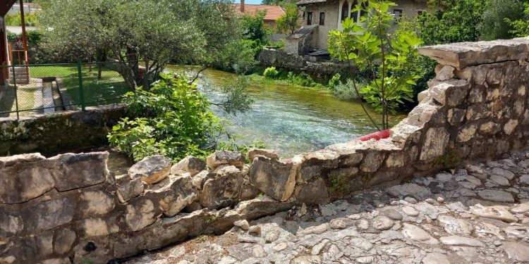 Danas se navršava mjesec dana da je bočna strana nacionalnog spomenika “Inat ćuprije” u Stocu srušena