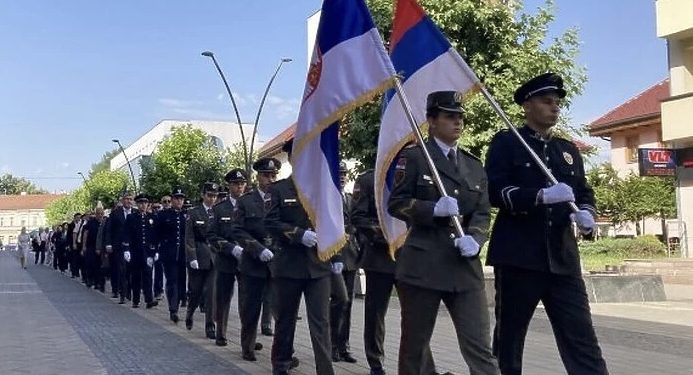 Vojnici Vojske Srbije u uniformama marširali Prijedorom, Dodik poručio: “Konačno”