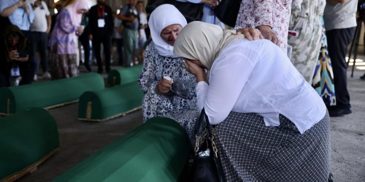 Srebreničke majke dočekale kosti najmilijih s dovom i u suzama: “Opet će reći da lažemo. Otkrijte da vide da su ovo kosti, nisu lutke”