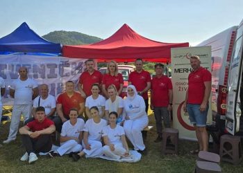MERHAMET TUZLA, MOSTAR I BIHAĆ DIJELE HRANU UČESNICIMA “MARŠA MIRA”