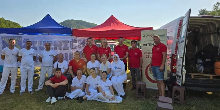 MERHAMET TUZLA, MOSTAR I BIHAĆ DIJELE HRANU UČESNICIMA “MARŠA MIRA”