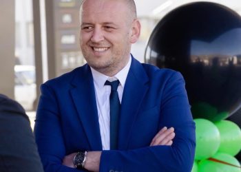 Vijećnik Adnan Frenjo na sastanku sa Tihomirom Perićem, voditeljem službe za građenje i prostorno uređenje grada Stoca razgovarao o brzini radova na rekonstrukciji ulice Uzinovići/Bokulja
