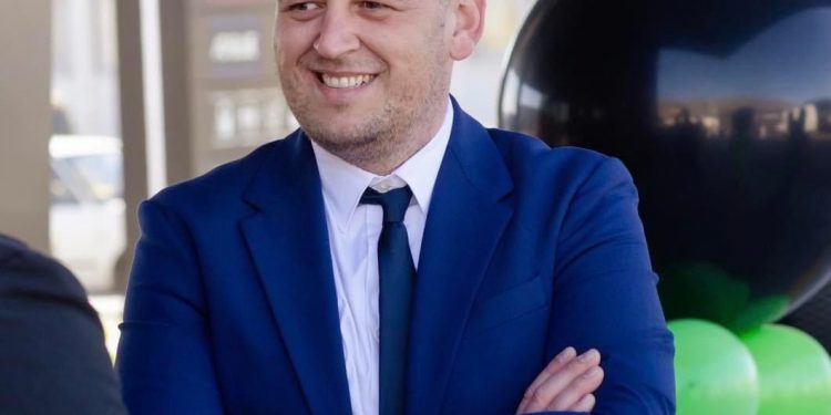 Vijećnik Adnan Frenjo na sastanku sa Tihomirom Perićem, voditeljem službe za građenje i prostorno uređenje grada Stoca razgovarao o brzini radova na rekonstrukciji ulice Uzinovići/Bokulja