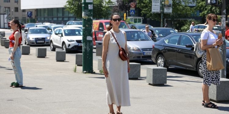 Sarajevo je stalo na minutu: Građani uz zvuk sirene odali počast ubijenima u genocidu u Srebrenici