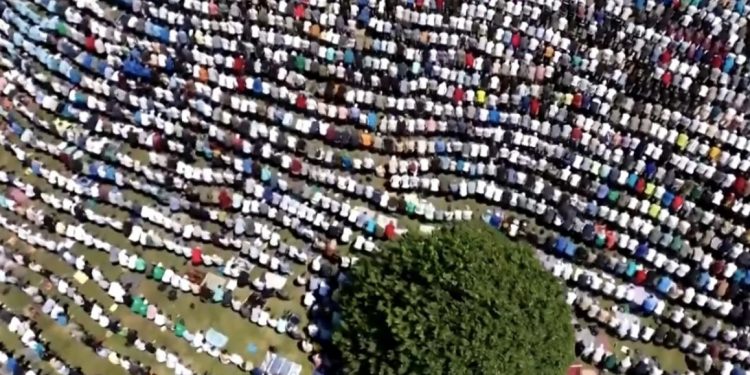 Hiljade ljudi klanjalo dženazu žrtvama genocida u Srebrenici, pogledajte prizore iz zraka