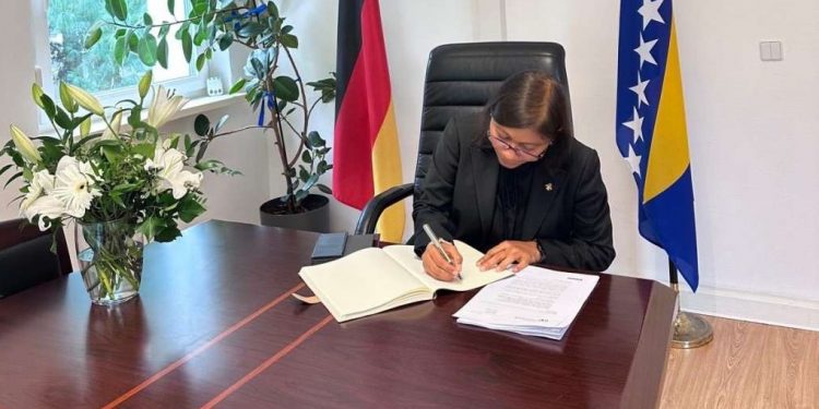 U Ambasadi BiH u Berlinu otvorena knjiga žalosti povodom 29. godišnjice genocida u Srebrenici